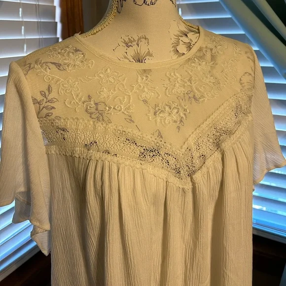 Torrid Washable Crinkle Gauze Flutter Sleeve Lace Mix Top - Picture 4 of 8